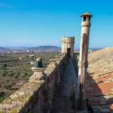 Ci fermiamo ad ammirare lo splendido panorama che conduce lo sguardo fino alle colline di Timmari e Picciano, mentre le nostre guide ci indicano i confini dell�esteso feudo di 60 ettari della villa
